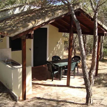 مكان تخييم Golfo Dell'asinara 4*